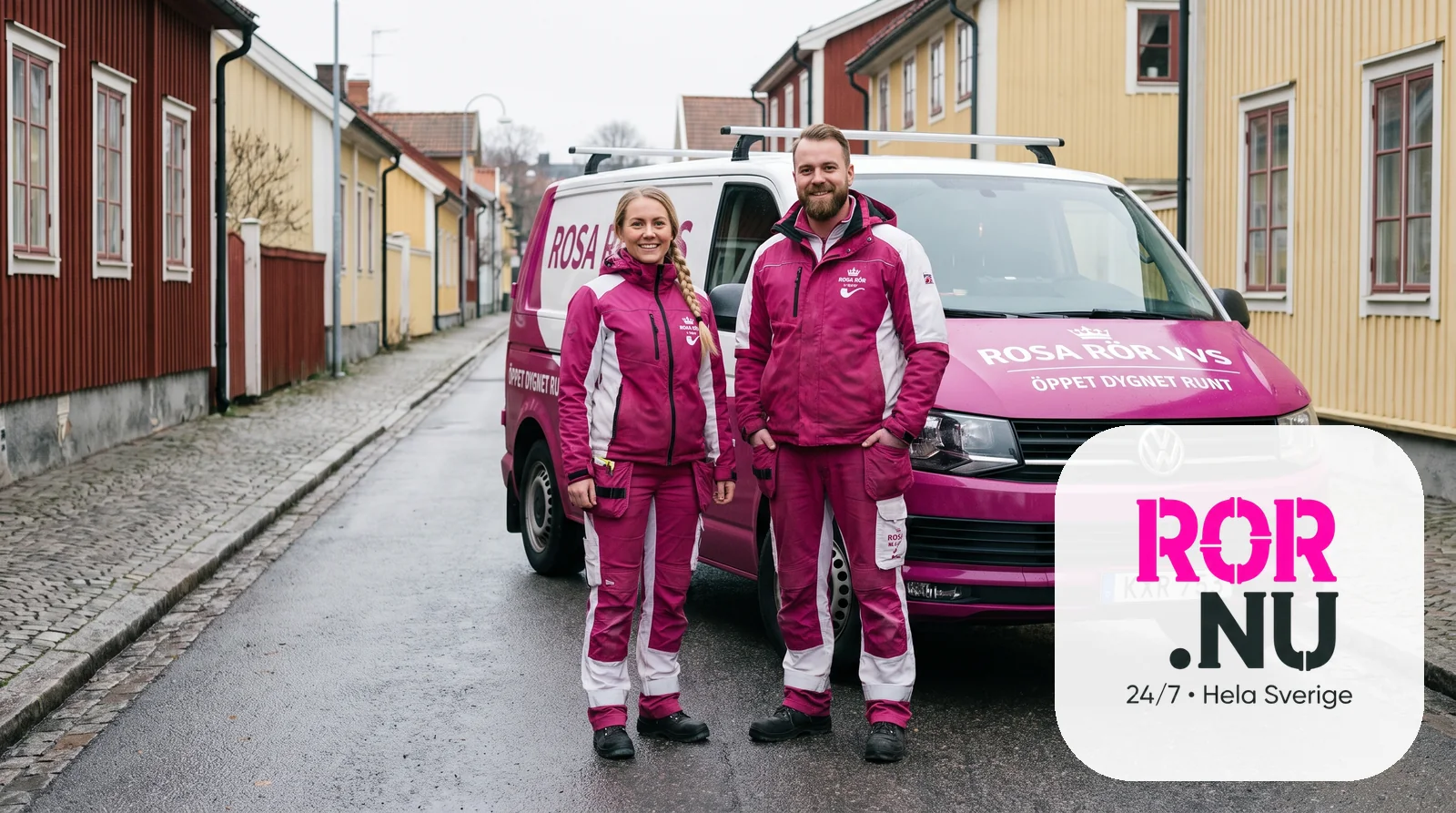 Rörmokare från rör.nu framför en rosa servicebil på en svensk gata